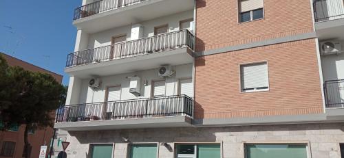 een hoog gebouw met balkons aan de zijkant bij Family apartment in Brindisi