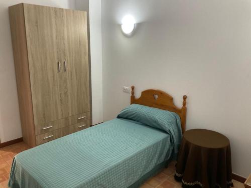 1 dormitorio pequeño con 1 cama y armario en Ca La Rubia en Benifairó de Les Valls