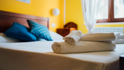 a pile of towels sitting on top of a bed at Casa Mita in Pulsano