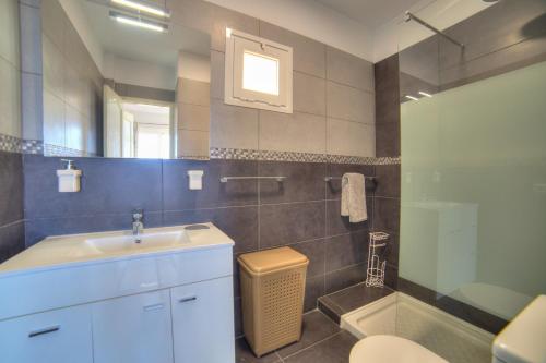 y baño con lavabo, aseo y ducha. en Ocean Hill - Ocean View, Terrace, BBQ, WIFI, en Adeje