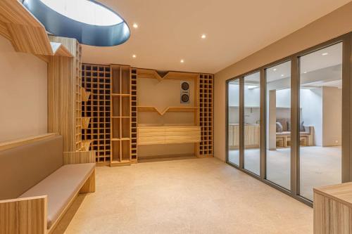 Zimmer mit einem Weinkeller mit Glastüren in der Unterkunft Luxueuse Villa Charleston - Vue mer, Sauna Hammam in Antibes