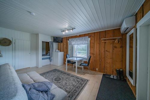 a living room with a couch and a table at Levi Nietos in Kittilä