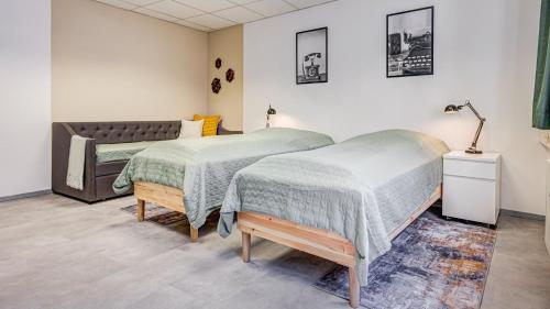dwa łóżka siedzące obok siebie w pokoju w obiekcie Pressehaus Apartment Obermarkt One w mieście Mühlhausen
