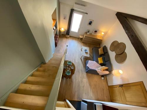 - une vue de tête sur un salon et un escalier dans une maison dans l'établissement Mone - La Maison Racine 1 - Duplex avec terrasse, à Avignon