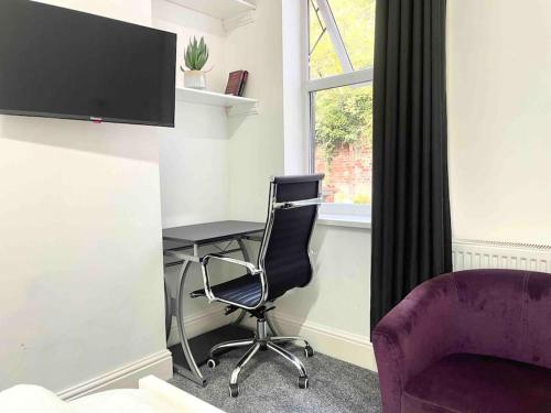 a room with a desk and a purple chair at Apartment in ideal location in Sheffield in Nether Edge