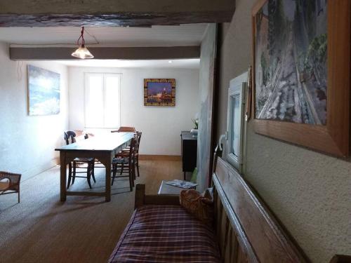 un salon avec une table et une salle à manger dans l'établissement Charme centre historique 17e siècle, à Aramon