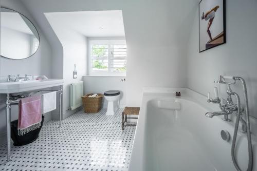 a bathroom with a tub and a sink and a toilet at Bachelors Lodge 6 in Sudbury