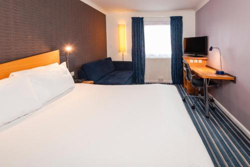 Postel nebo postele na pokoji v ubytování Holiday Inn Express Northampton - South by IHG