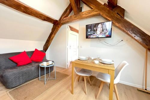 a living room with a couch and a table at M12 - Le vieux MassyRER600mOrly20 minNetflixNeuf in Massy