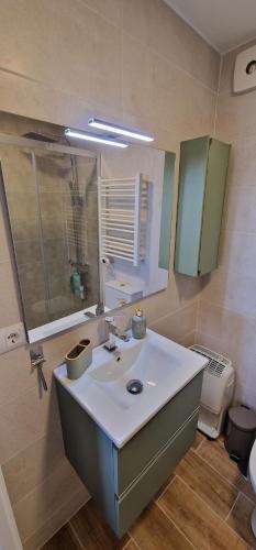 y baño con lavabo y espejo. en Rincón de Mar - En Playa Estaño, en Gijón
