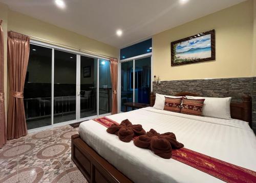 una camera con un grande letto e una grande finestra di Mae Somboon House a Lamai Beach