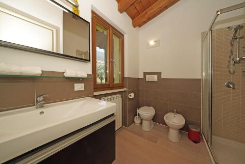 Ένα μπάνιο στο Villetta Enzo - Gardagate