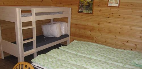 Ruokola的住宿－Pulla Karvisen Maatilamatkailussa，一间卧室配有两张双层床和一张床