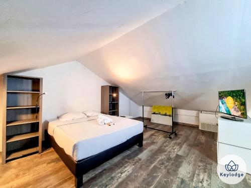 um quarto com uma cama num quarto em Corail- Duplex de 45m2 - 10 min de l'aéroport et du centre de Saint Denis em Saint-Denis