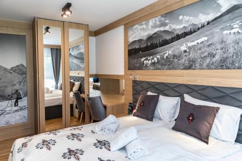 sypialnia z łóżkiem i dużym obrazem na ścianie w obiekcie Modrzejewska Residence Zakopane w Zakopanem