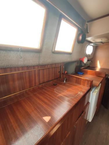 un barco vacío con encimeras de madera y dos ventanas en Relax SEA, en Barcelona