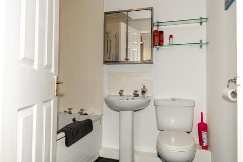 Ванна кімната в Modern 2 bed flat, private parking & sec entry