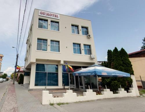 a building with an umbrella in front of it at Hotel Duet in Piteşti