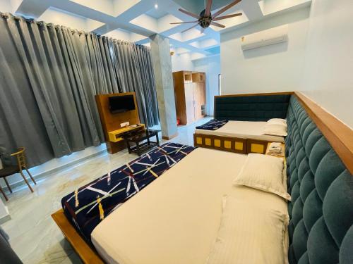 Postel nebo postele na pokoji v ubytování hotel saptarang residency panhala