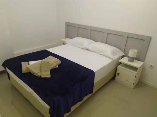 1 dormitorio con 1 cama con albornoz en Homing Plateau - Apartment in the city of Praia en Praia