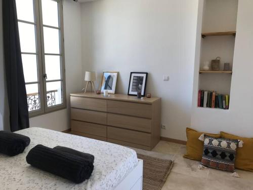 une chambre avec un lit, une commode et une fenêtre dans l'établissement Maya - La Maison Racine 4 - Cocon en plein centre ville, à Avignon