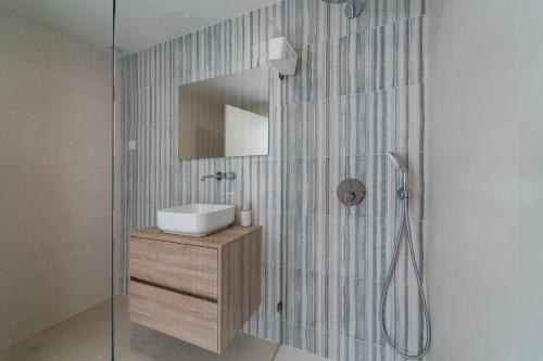 La salle de bains est pourvue d'un lavabo et d'un miroir. dans l'établissement Vale Terra Mar, à Aljezur