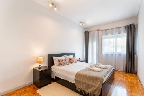 Una cama o camas en una habitación de Stone Wall Apartment Porto - by Guest SPA