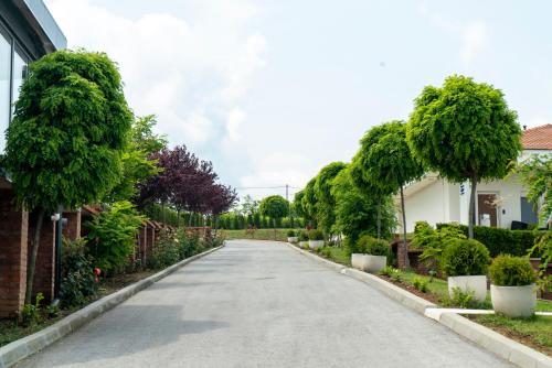 una strada in una casa con alberi e piante di Alexander Resort a Sopot