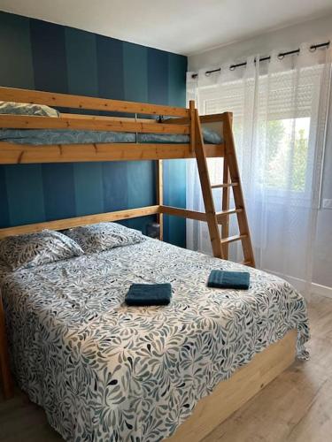 利布爾訥的住宿－Mssila villa，一间卧室配有双层床和2条毛巾