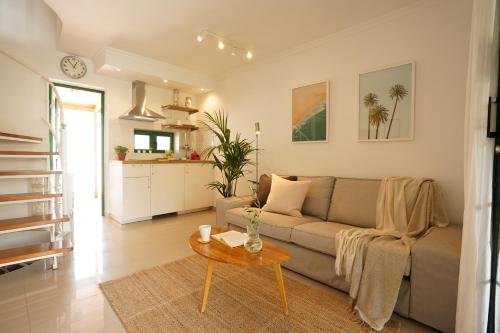 een woonkamer met een bank en een tafel bij Maspalomas Suite by "The Stay Las Palmas" in Maspalomas