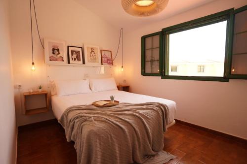 - une chambre avec un lit et une couverture dans l'établissement Maspalomas Suite by "The Stay Las Palmas" VV, à Maspalomas