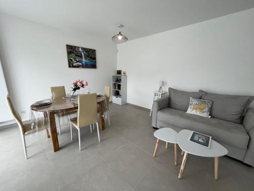 un salon avec un canapé et une table dans l'établissement View Point Lake and Mountains, à Annecy