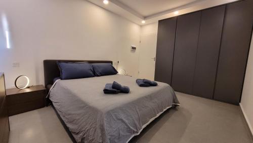 Ένα ή περισσότερα κρεβάτια σε δωμάτιο στο Stylish - Modern - Large Terrace - 2 Bed - 200 M From Sea - Fully Air Con