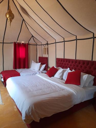 Postel nebo postele na pokoji v ubytování Tourza Desert Camp "Tents with Heating"