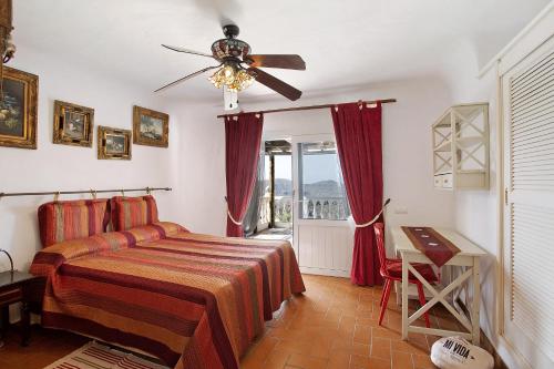 1 dormitorio con 1 cama y ventilador de techo en Finca Fani 1 en Agüimes