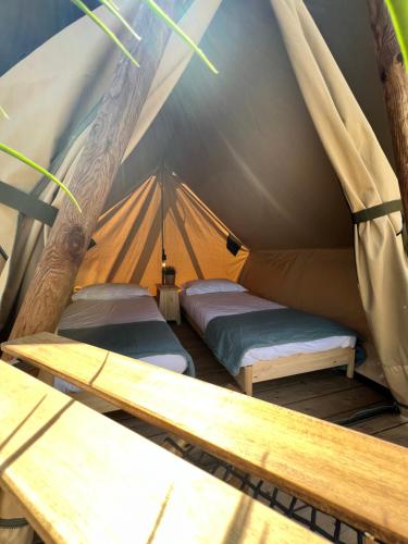 uma tenda com duas camas dentro em São Torpes by Campigir em Sines