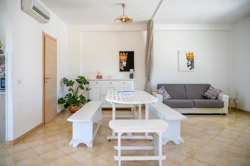 a living room with a table and a couch at Villa Carlotta con piscina in Noto Marina