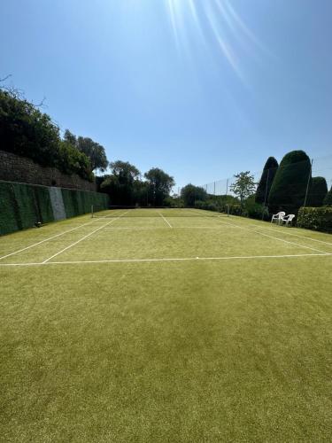 a tennis court with two chairs on it at Garden sea view - Victoria - Le Cannet in Le Cannet