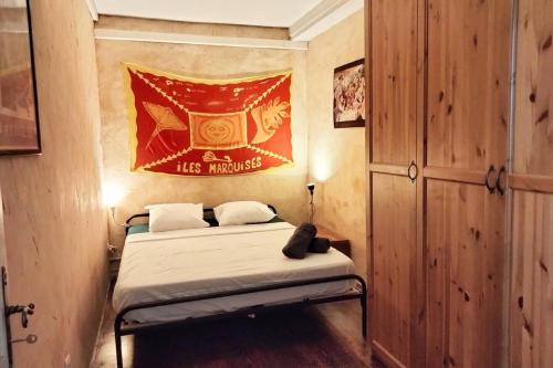 Cette petite chambre dispose d'un lit avec un panneau mural. dans l'établissement Cyril - Appartement Pontet climatisé, à Avignon
