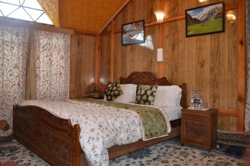 1 dormitorio con 1 cama y pared de madera en New Lucky Flower Group of House Boat, en Srinagar