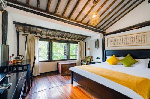 Łóżko lub łóżka w pokoju w obiekcie Tianyiju Inn - Suzhou Tongli Ancient Town
