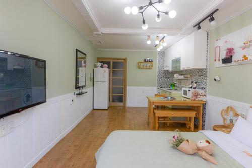 Suncheon Bay Healing Pensionにあるキッチンまたは簡易キッチン