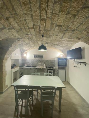 a kitchen with a table and chairs in a room at Casa degli ulivi in Cuglieri