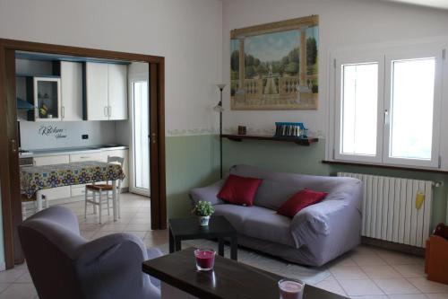 sala de estar con sofá y mesa en Relax and apartment, en SantʼAgata Feltria