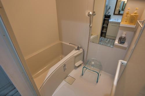 a small bathroom with a toilet and a mirror at racine(ラシーヌ)【一棟貸切別荘】縄文杉・飲食店へアクセス利便な安房エリア／BBQ利用可能！ in Yakushima