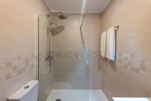 a bathroom with a shower and a toilet at Casa do Forno (Vale Luis Neto-Retiro do Caldeirão) in Loulé