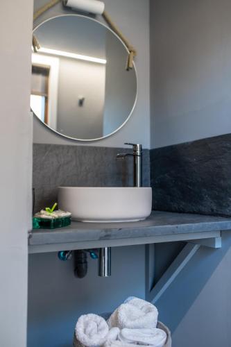 a bathroom with a sink and a mirror at O rincón dos Sentidos in Cenlle