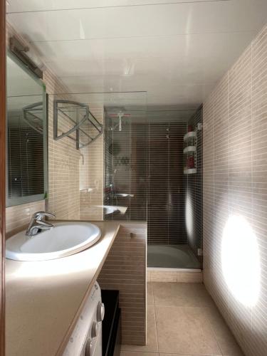 a bathroom with a sink and a shower at BLAU Apartamento frente a los canales y las puestas de sol de Roses in Roses