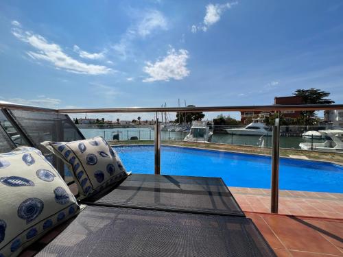 a balcony with a view of a swimming pool at BLAU Apartamento frente a los canales y las puestas de sol de Roses in Roses