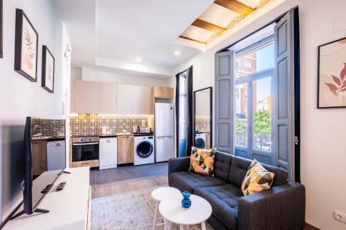 un soggiorno con un divano e un tavolo di Classy Studio Apartment with Unique Design a Valencia